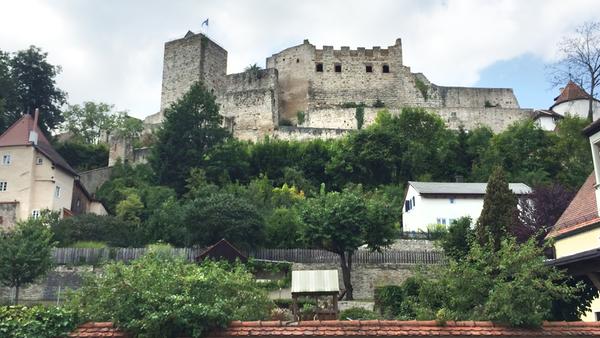 Römische Kastelle, Wachttürme und das UNESCO-Welterbe Limes, barocke Pracht wie in Eichstätt und Burgen wie in Pappenheim und Prunn, Naturschauspiele wie der Donaudurchbruch, urzeitliche Fossilien und keltische Vermächtnisse: Das zeichnet den Altmühltal-Panoramaweg aus. Alle Infos zur Strecke und einzelnen Etappen gibt es hier.
