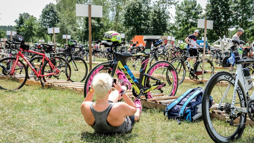Die Fahrräder sind startklar: Bike-Check-in beim Challenge Roth 2017