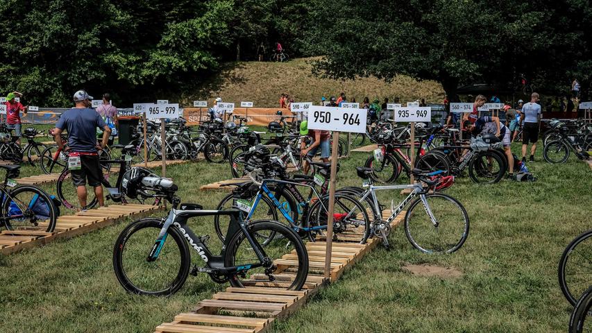 Die Fahrräder sind startklar: Bike-Check-in beim Challenge Roth 2017