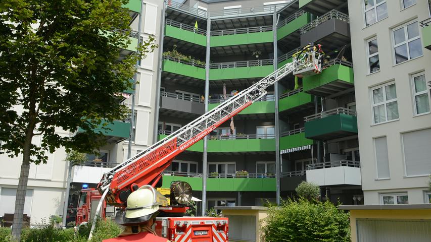 Drehleiter-Einsatz in Fürth: Feuer loderte auf Balkon 