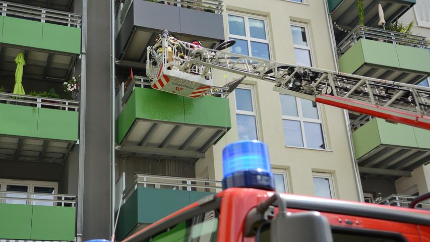 Drehleiter-Einsatz in Fürth: Feuer loderte auf Balkon 