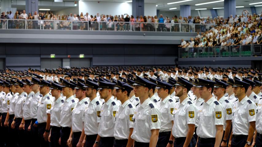 Warme Worte zum Einstand: Hier werden 1500 Polizisten vereidigt 