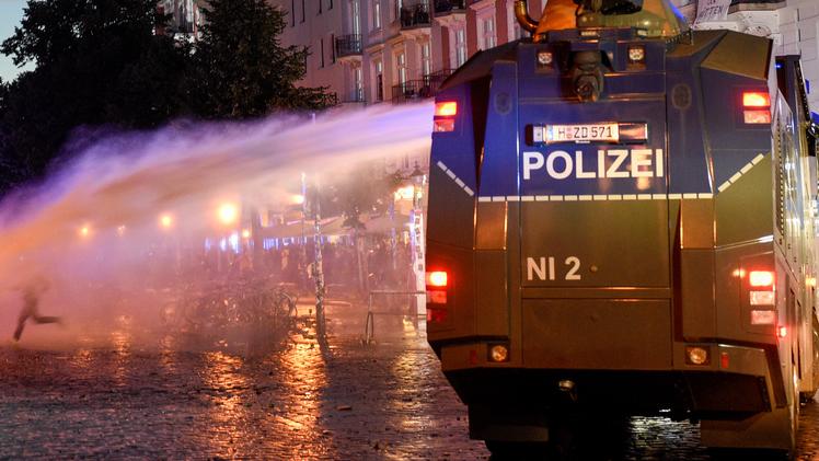 Am späten Samstagabend spitzte sich erneut die Lage im Hamburger Schanzenviertel zu. Die Polizei setzte mehrere Wasserwerfer ein, um Sitzblockaden aufzulösen.