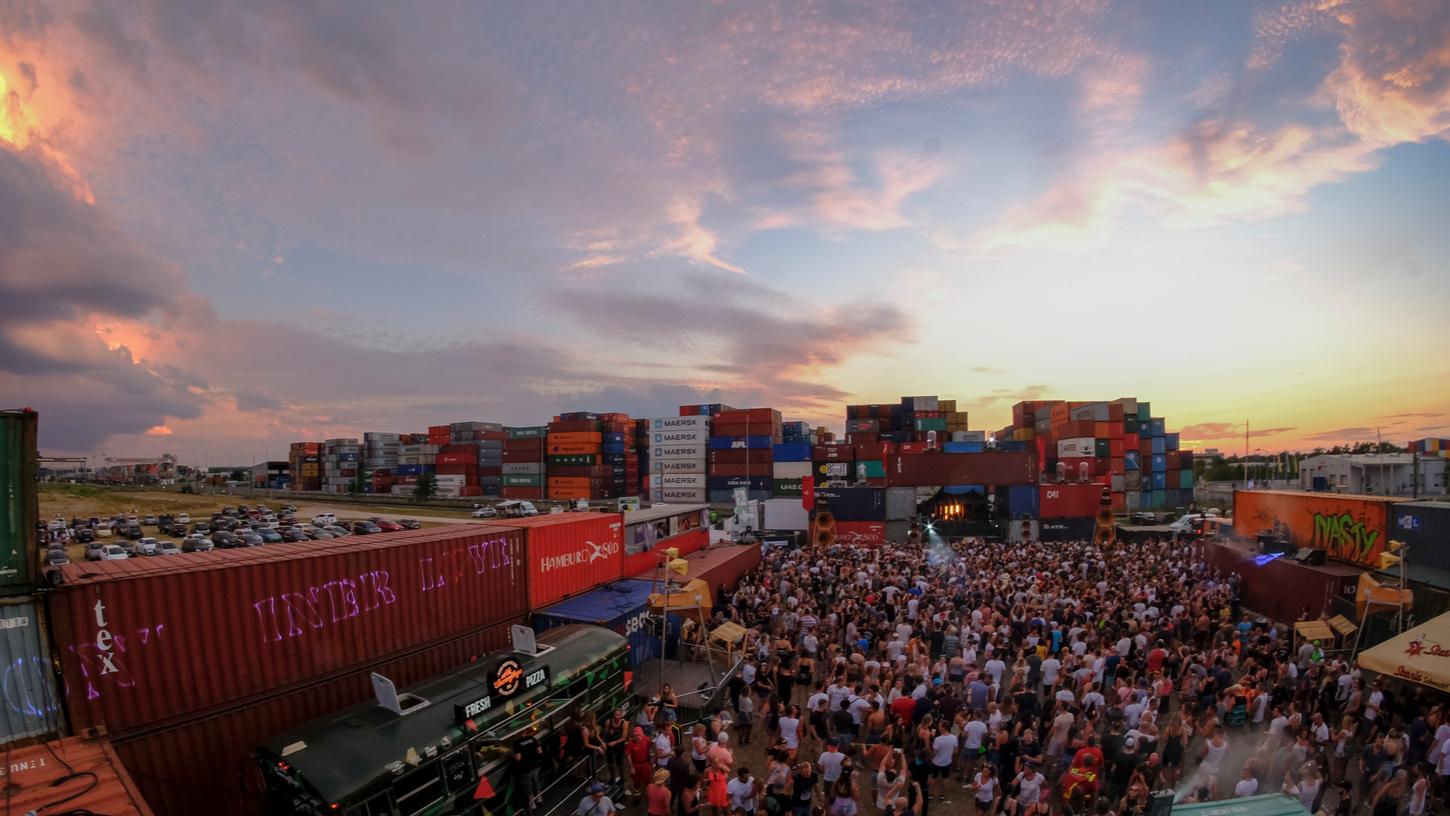 Atemberaubende Kulisse: Am Nürnberger Hafen feierten Tausende Menschen bei der Premiere des Elektro-Festivals "Container Love".