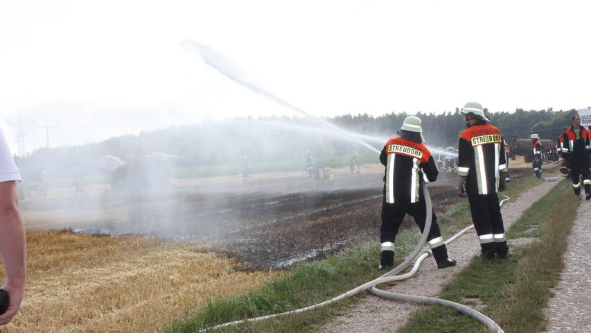 Gefährliches Strohfeuer: Schnell unter Kontrolle brachten die Einsatzkräfte der Feuerwehren aus Streudorf und Umgebung den Brand einer Quaderballenpresse und eines Getreidefelds bei Streudorf.