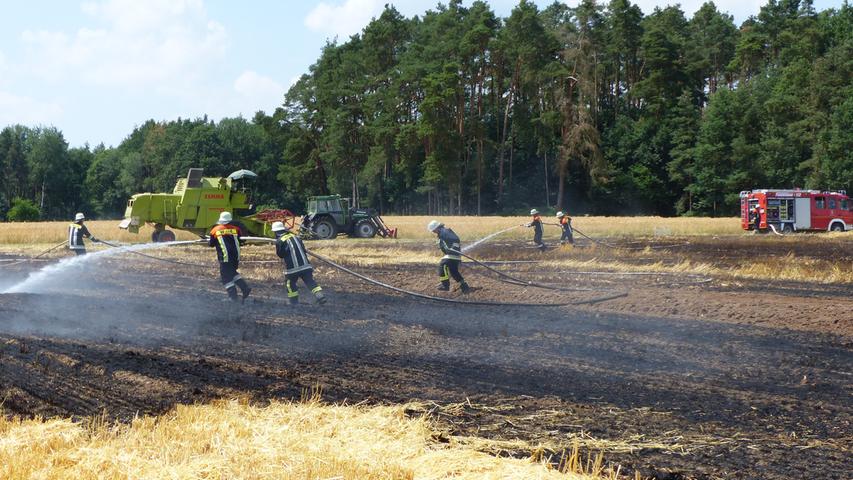 Gefährliches Strohfeuer: Schnell unter Kontrolle brachten die Einsatzkräfte der Feuerwehren aus Streudorf und Umgebung den Brand eines Getreidefelds bei Höhberg.