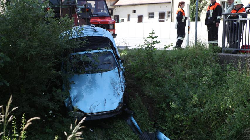 Cabrio landet in Bach bei Reckersdorf: Frau schwer verletzt