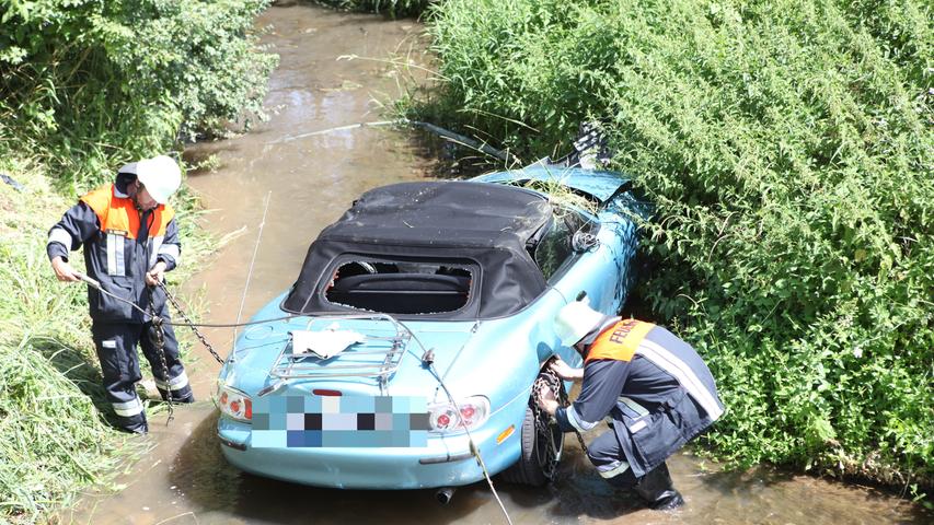 Cabrio landet in Bach bei Reckersdorf: Frau schwer verletzt