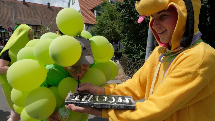 XXL-Torten treffen auf Tradition: Bilder vom Kärwa-Umzug in Almoshof