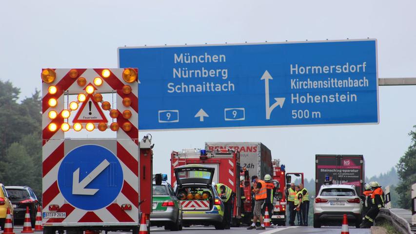 A9 bei Hormersdorf gesperrt: Transporter fährt in Sattelzug