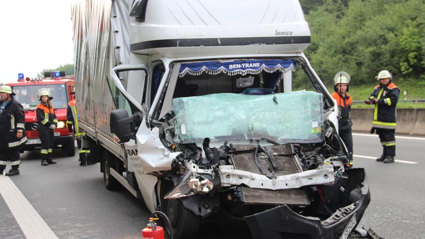 A9 bei Hormersdorf gesperrt: Transporter fährt in Sattelzug