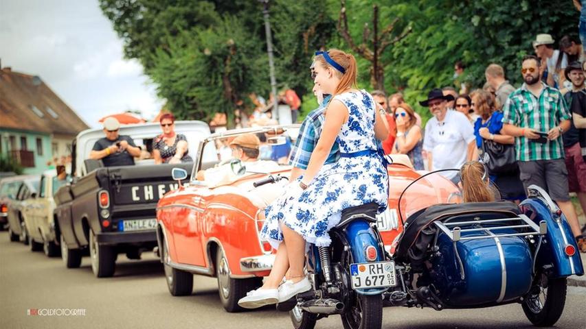 Prächtige Autos, wunderschöne Petticoats, fetzige Musik: Beim "Oldie Town-Festival" in Wolframs-Eschenbach war zwei Tage lang mächtig Stimmung angesagt.