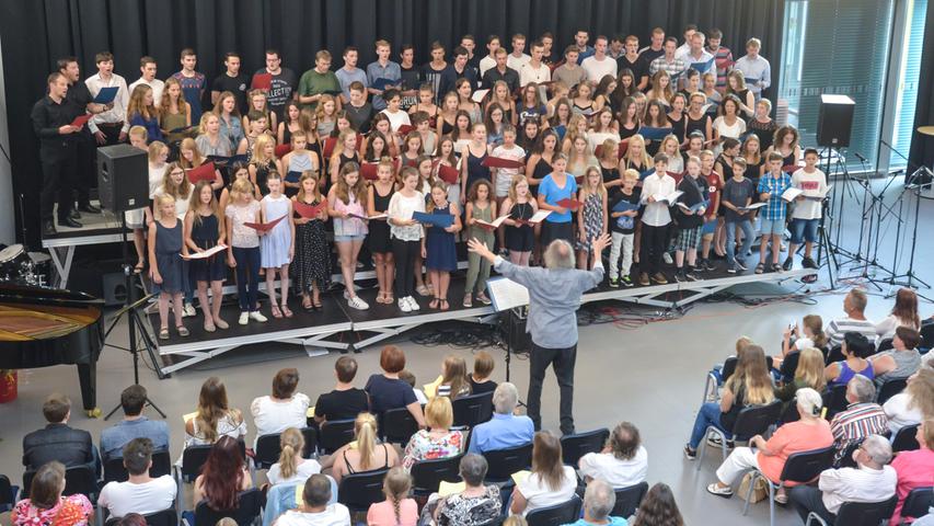 In der neuen Aula des Hilpoltsteiner Gymnasiums fand am 07.07.2017 das Schulkonzert statt (gemischter Chor)..Foto: Tobias Tschapka
