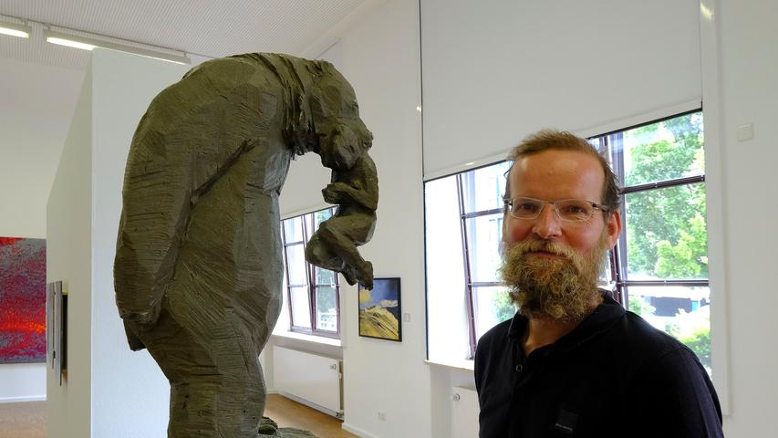 Mit sichtlicher Leidenschaft erforscht der Bildhauer Christian Rösner immer wieder das heikle Verhältnis zwischen Mensch und Tier. Seine Betonguss-Skulptur "Bär trägt Frau" wird ebenfalls mit dem Preis des NN-Verlegers honoriert.