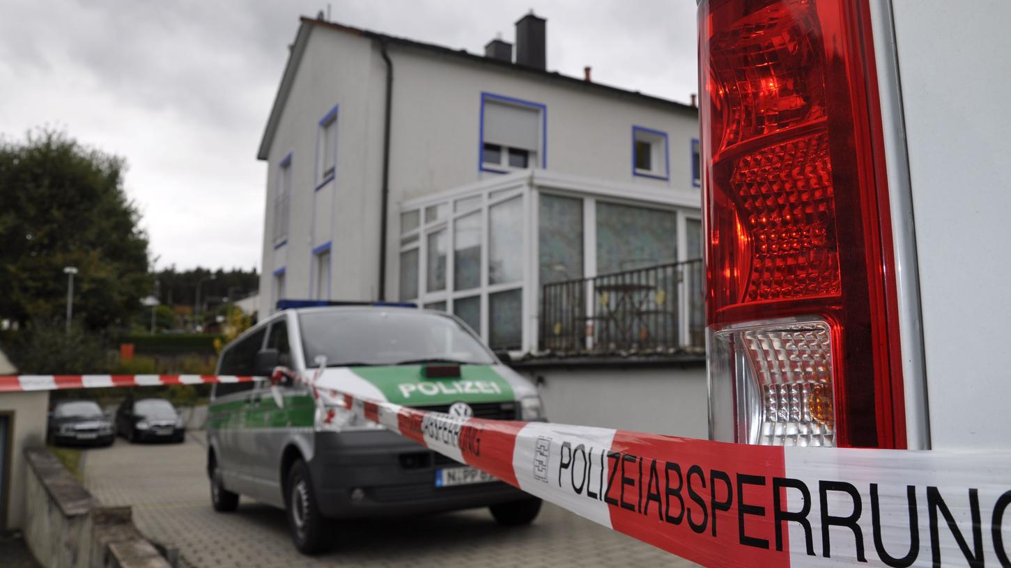 In diesem Haus im mittelfränkischen Georgensgmünd eröffnete ein 49 Jahre alter Mann das Feuer auf mehrere Beamten, die gerade dabei waren, ihm im Zuge einer Razzia diverse Lang- und Kurzwaffen abzunehmen.
