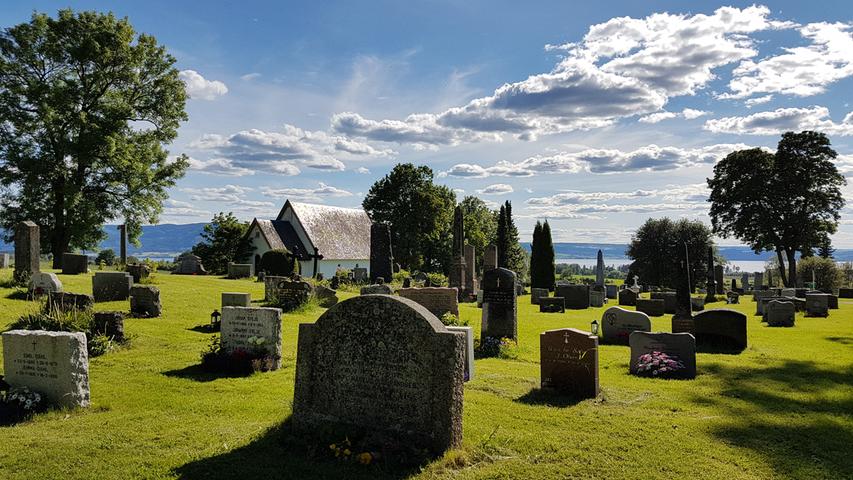 Ein friedlicher Ort ist der Friedhof an der Stange Kirke hoch über dem riesigen See Mjösa.