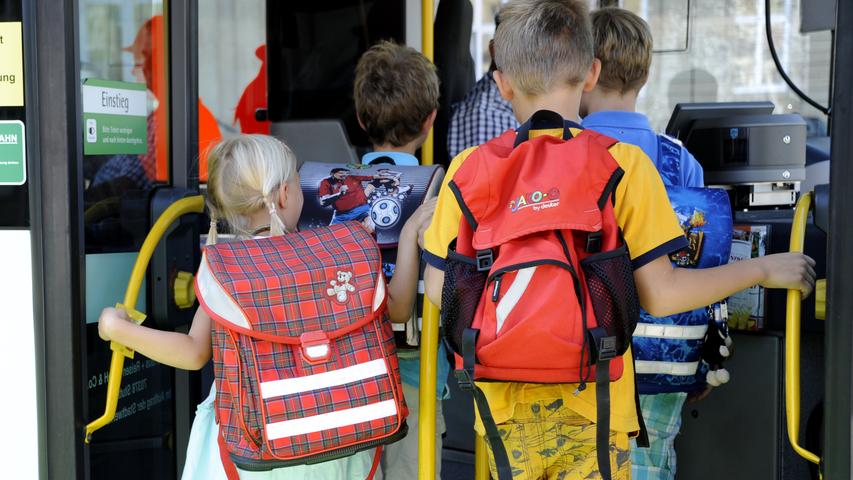 Ein Zwölfjähriger ist im Juli auf der Fahrt zur Schule im Bus eingeschlafen. Also steigt er bei der nächsten Haltestelle aus und läuft zu Fuß weiter - allerdings auf der A3. Wie die Polizei dem hilflosen Jungen helfen konnte, lesen Sie hier.