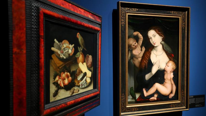 Die Gemälde "Maria Lactans mit zwei Papageien" (r.) von Hans Baldung (1533) und "Stillleben mit Obst, Backwaren und Papagei" von Georg Fiegel (um 1610/20) können ebenfalls bewundert werden.