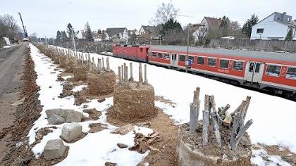 Sowohl an der Montage der Lärmschutzwände, deren Stützen schon gesetzt wurden, als auch beim Ausbau der Brücken will die Bahn in absehbarer Zeit weiterarbeiten. Sowohl an der Montage der Lärmschutzwände, deren Stützen schon gesetzt wurden, als auch beim Ausbau der Brücken will die Bahn in absehbarer Zeit weiterarbeiten.