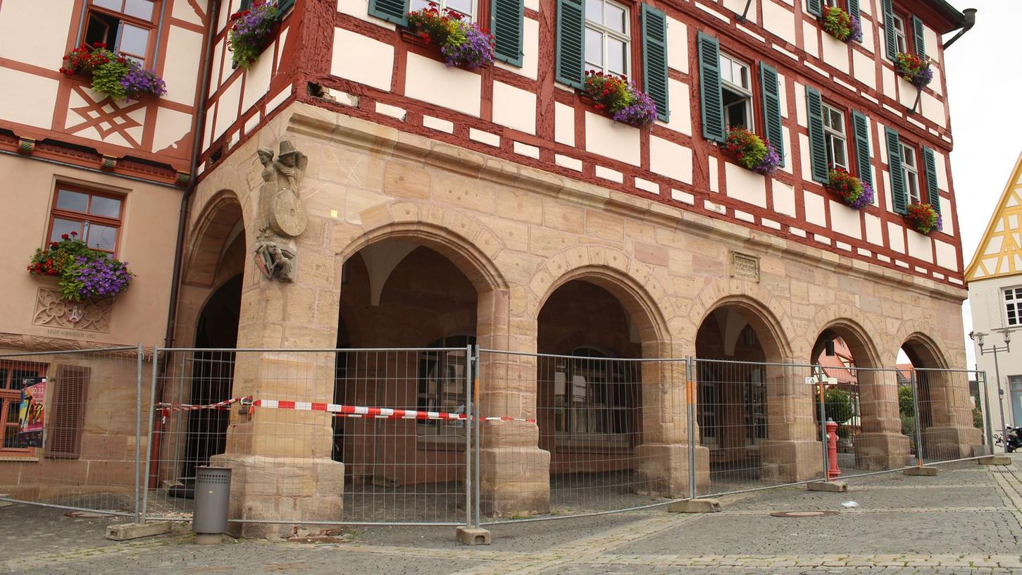 Das Rathaus ist auf der Marktplatzseite eingezäunt. Ganz links neben dem Bogen ist das Wappen zu erkennen, das Elke May fotografierte, als der Stein sie traf.