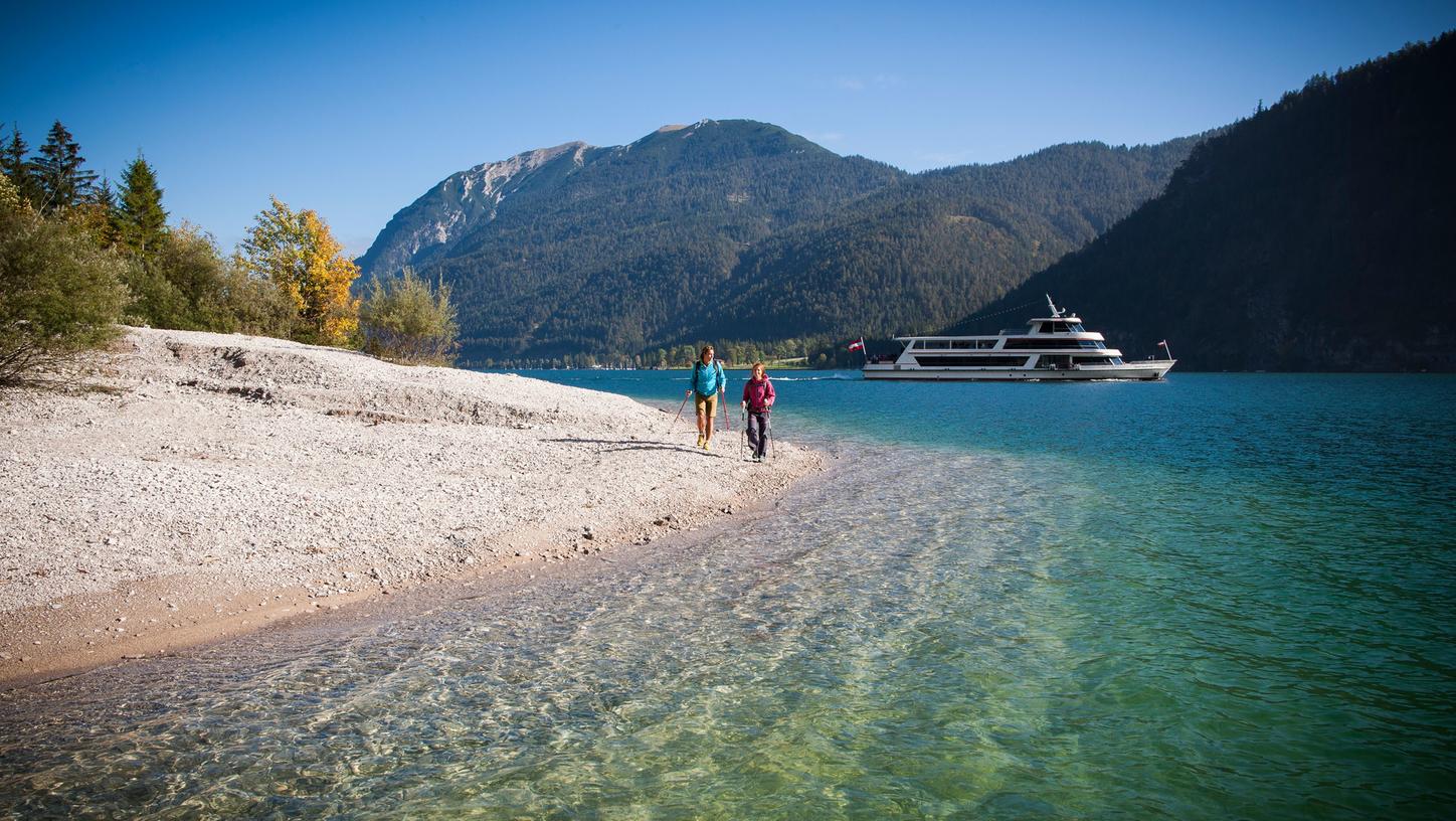 Am Achensee gibt es etliche Gelegenheiten, wo man die Wanderschuhe gegen die Badehose tauschen kann. Am Achensee gibt es etliche Gelegenheiten, wo man die Wanderschuhe gegen die Badehose tauschen kann.