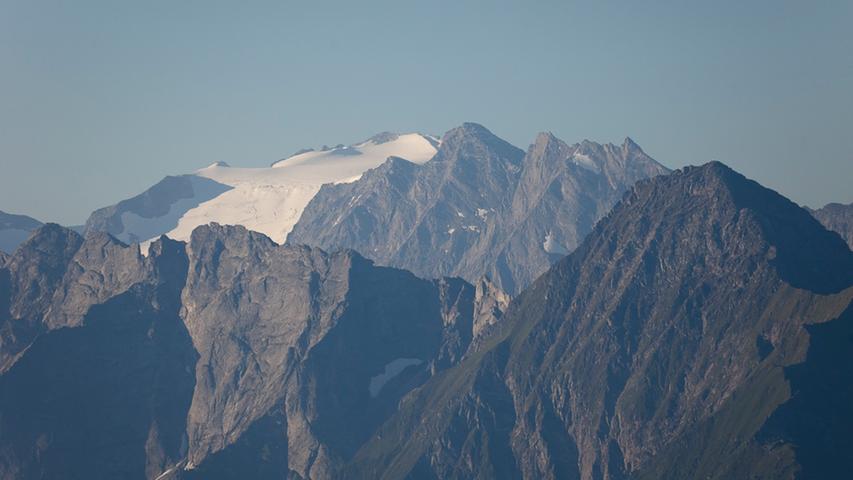 Der Alpenhauptkamm der Zillertaler Alpen rückt von Etappe zu Etappe näher.