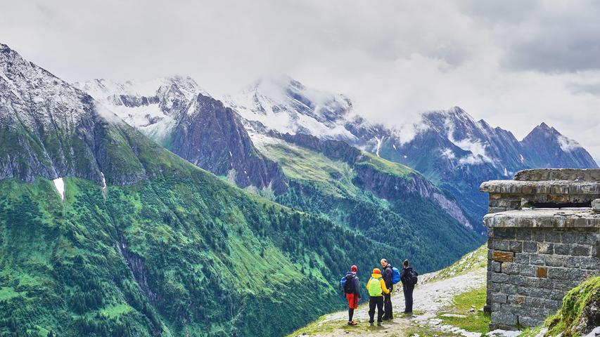 Beim Abstieg ins Pfitscher Tal wird der Blick frei auf die frisch angezuckerten Berge. Eine Militäranlage aus der Zeit nach dem Zweiten Weltkrieg zeugt davon, dass es in Südtirol nicht immer so friedlich zuging wie jetzt.