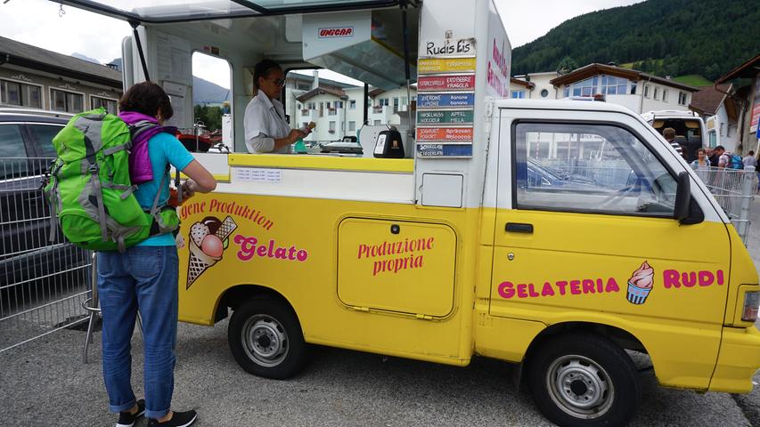Bevor es mit dem Bus zurück geht zum Tegernsee, sollte man sich schnell noch ein leckeres italienisches Eis gönnen.