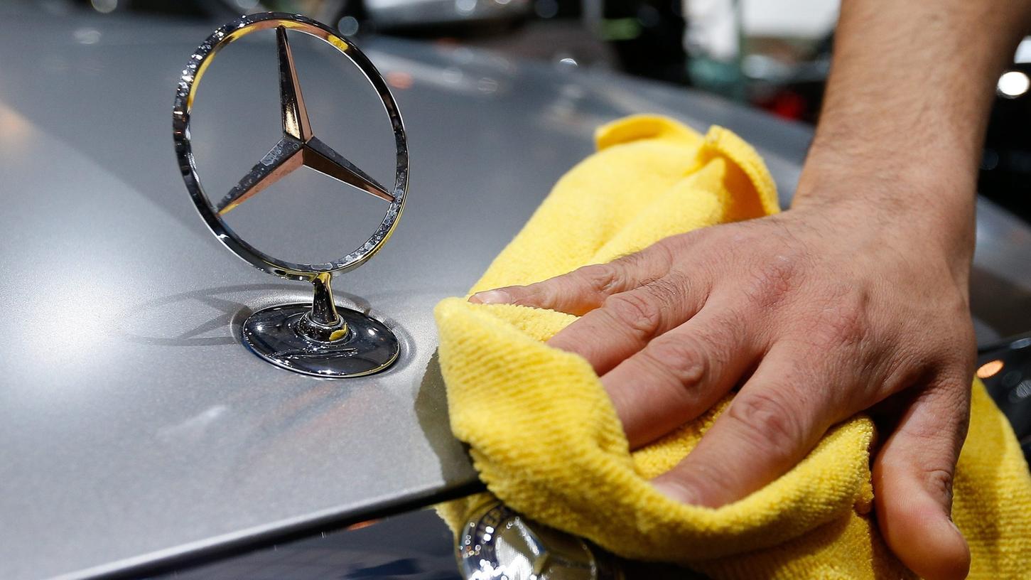 Ist der Mercedes-Stern doch nicht so unbefleckt, wie gedacht? Daimler könnte tiefer in die Abgas-Affäre verstrickt sein, als bisher bekannt.