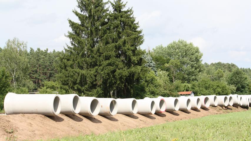 In Reih und Glied liegen die einzelnen Rohrteile an der Bahnlinie von Gunzenhausen nach Pleinfeld bereit für den Einbau. Durch sie wird künftig das Regenwasser in das Regenrückhaltebecken abgeleitet.