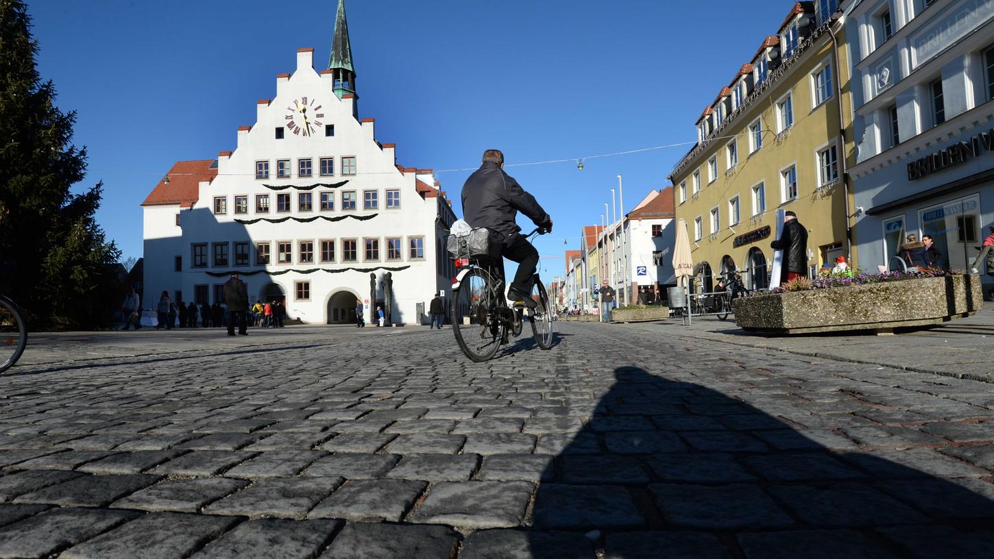 Am Neumarkter Rathaus ist die Durchfahrt verboten - das schert viele motorisierte Fahrer aber wenig. Bald wird der Zweckverband Kommunale Verkehrssicherheit Oberpfalz kontrollieren und Bußgeld verlangen.