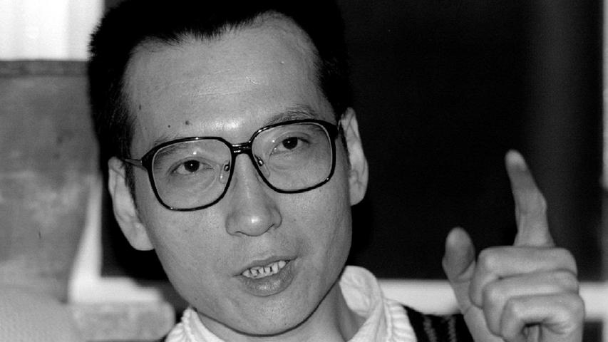 Der Schriftsteller und Systemkritiker Liu Xiaobo erlangte durch seinen Kampf für Menschenrechte in China weltweit Berühmtheit, 2010 wurde ihm dafür der Friedensnobelpreis verliehen. Er starb im Alter von 61 Jahren an Leberkrebs.