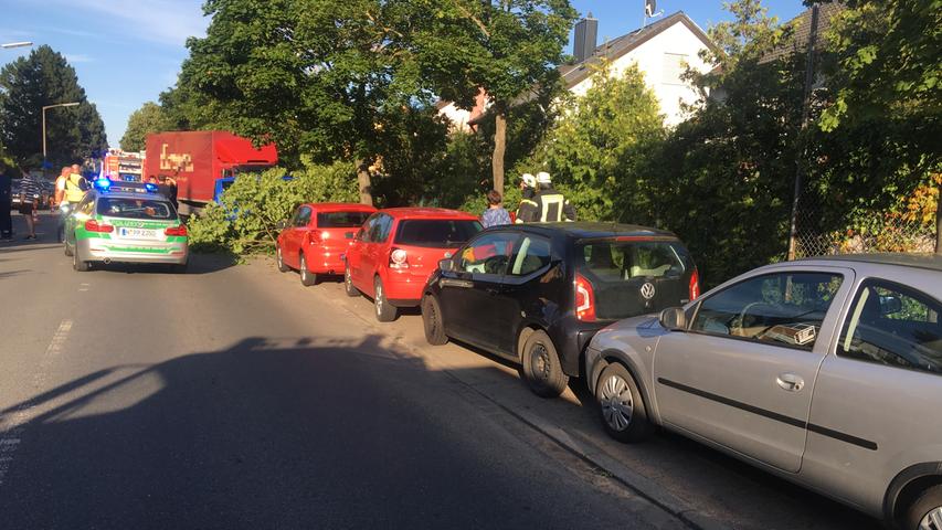 Trümmerfeld in Zirndorf: Lkw rammt sechs Autos und fällt Baum 
