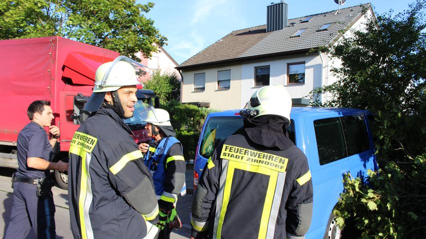 Trümmerfeld in Zirndorf: Lkw rammt sechs Autos und fällt Baum 