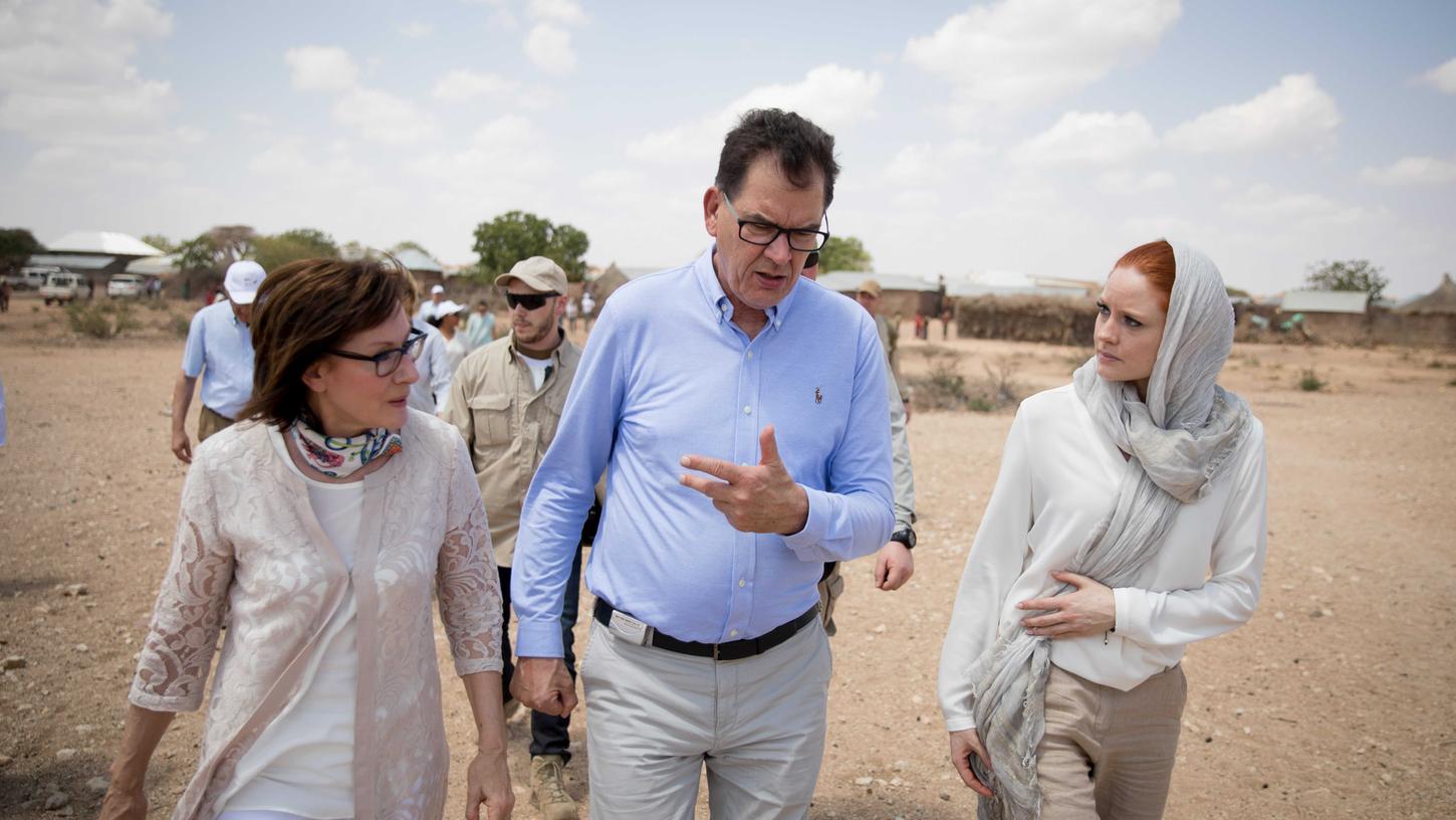 Viele Reisen führten ihn nach Afrika: Es gibt in der Politik nur wenige Menschen, die so kenntnisreich über Fluchtursachen referieren können wie
Gerd Müller. Viele Reisen führten ihn nach Afrika: Es gibt in der Politik nur wenige Menschen, die so kenntnisreich über Fluchtursachen referieren können wie
Gerd Müller.