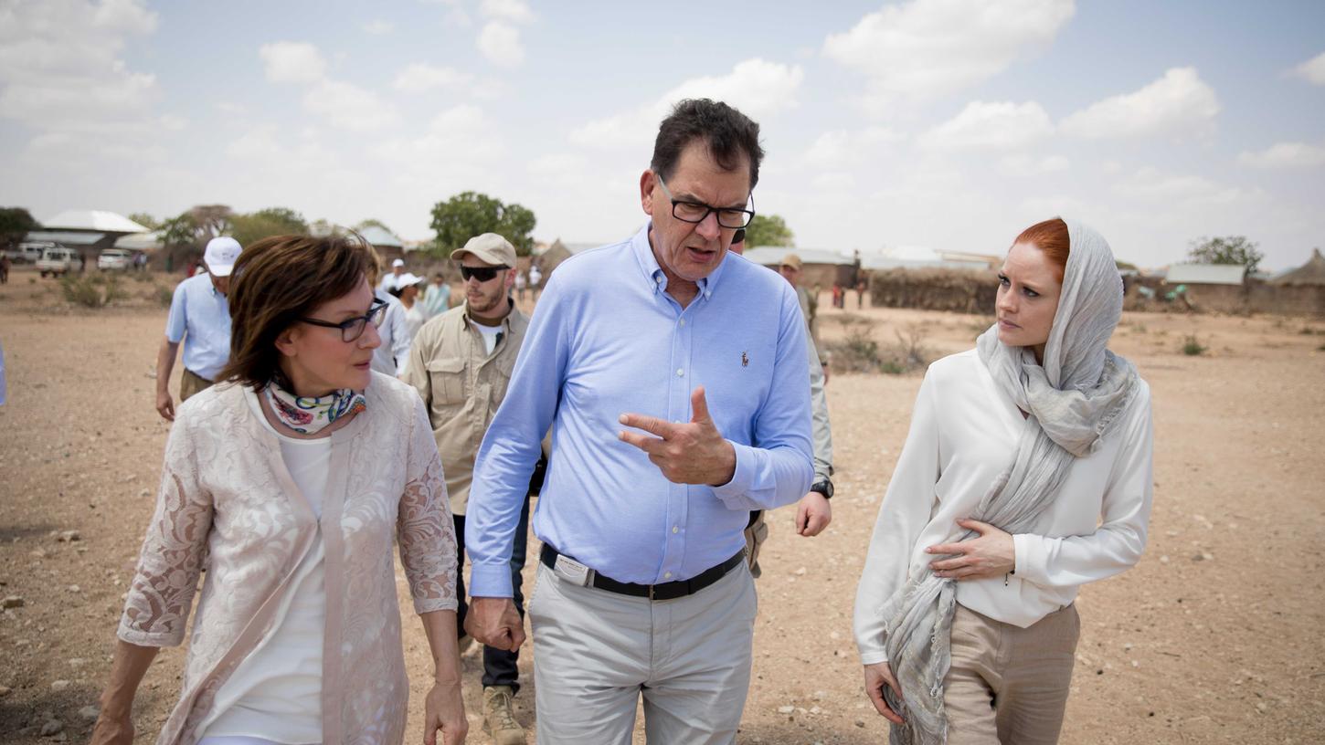 Minister Gerd Müller mit seiner Ehefrau Gertie (links) und Barbara Meier, Model und Textilbotschafterin, in der von Dürre und Hunger geplagten Somali-Region in Waaf Dhuug in Äthiopien.