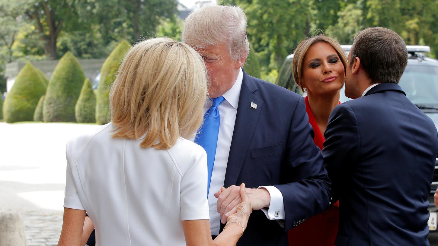 Donald Trump geht mit Brigitte Macron auf Körperkontakt - um dann festzustellen, dass sie gut in Form ist.