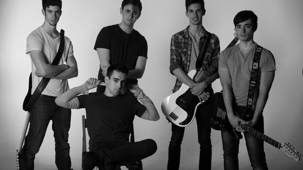 Jung, ruhelos und ambitioniert zeigt sich die junge spanische Band The Agency. Die Bandmitglieder sind von verschiedenen Genres inspiriert. Von Pop bis Rock bringt jeder sein eigenes Stück Musikspektrum in die Songs mit ein.