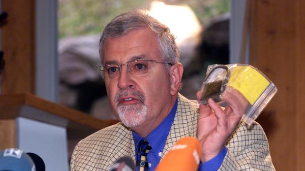 Aufgrund von Umbaumaßnahmen im Karlsruher Zoo wurden die vier dort lebenden Eisbären – zwei alte Weibchen, Silke und Nadine (beide 36), sowie das Pärchen Efgenia (9) und Yukon (10) – an den Nürnberger Tiergarten ausgeliehen. Am 29. März 2000 öffnete ein Unbekannter das Gehege der Tiere, woraufhin diese ihr Gehege verließen. Zu diesem Zeitpunkt befanden sich Besucher im Tiergarten. Den Angestellten des Zoos gelang es nicht, die Tiere zu betäuben, weil die Narkosepfeile das dicke Winterfell und die Speckschicht der Bären nicht durchdringen konnten. Daraufhin wurden alle vier Tiere erschossen. Menschen kamen nicht zu Schaden. Im Nachhinein wurde die Zooleitung von Tierschützern stark kritisiert und auch verklagt, weil die Tötung der Tiere vermeidbar gewesen sei. Andererseits wurde seitens des Tiergartens Anklage gegen Unbekannt erhoben, weil militante Tierschützer das Gehege aufgebrochen haben sollen. Der Vorfall ist bis heute nicht aufgeklärt.