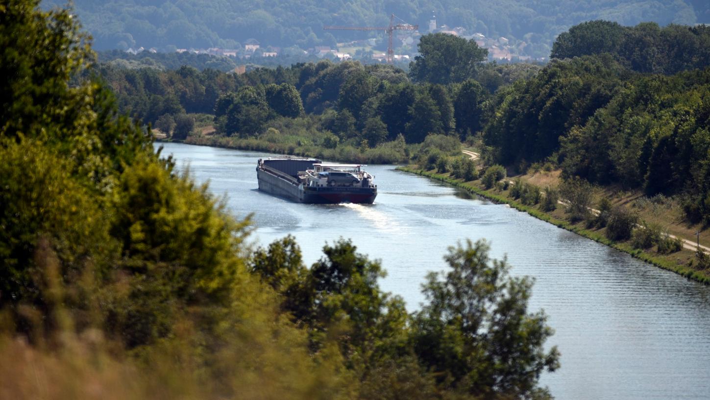 Ein Schiff bahnt sich auf dem Main-Donau-Kanal im Landkreis Neumarkt langsam seinen Weg. Wir haben einen der Binnenschiffer begleitet.