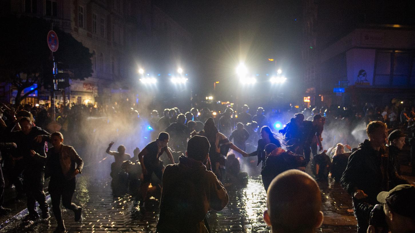 Demonstranten rennen am frühen 9. Juli in Hamburg im Schanzenviertel nach dem Einsatz von Pfefferspray weg. In der Nacht zum 8. Juli eskalierten die Proteste, die Polizei ging mit einem massiven Aufgebot gegen Randalierer vor.