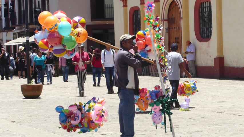 Bunte Luftballons: solche Verkäufer sieht man auf jeder Plaza in Mexiko.