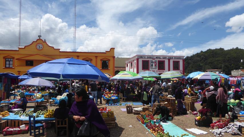 Sonntagsmarkt: indigenen Händler bieten Obst, bestickte Blusen, Schuhe und noch viel mehr an.