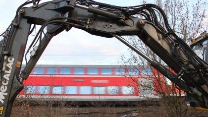 Bauarbeiten an der S-Bahn-Strecke nach Fürth. Bauarbeiten an der S-Bahn-Strecke nach Fürth.