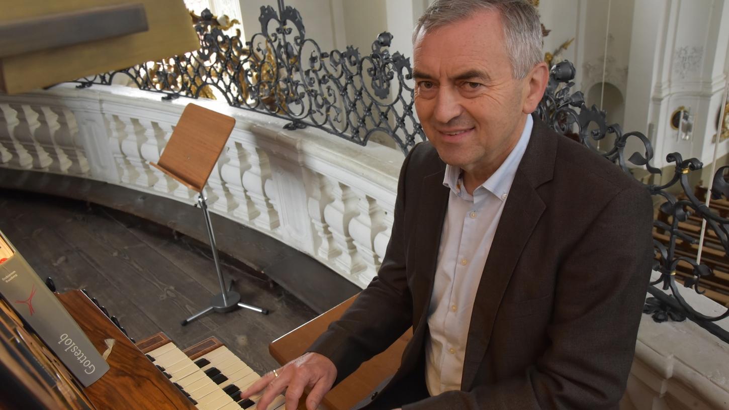Georg Schäffner an seinem Lieblingsplatz, an der Orgel, an der er immer wieder Bach intoniert.