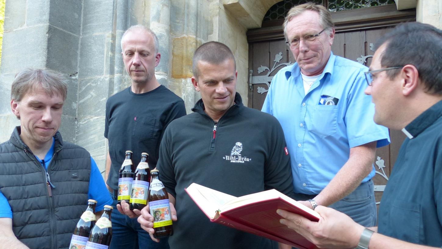 Öku-Festbier mit (von links) Karl-Heinz Penning, Georg Meister, Mike Schmitt, Matthias Haag und Florian Stark.