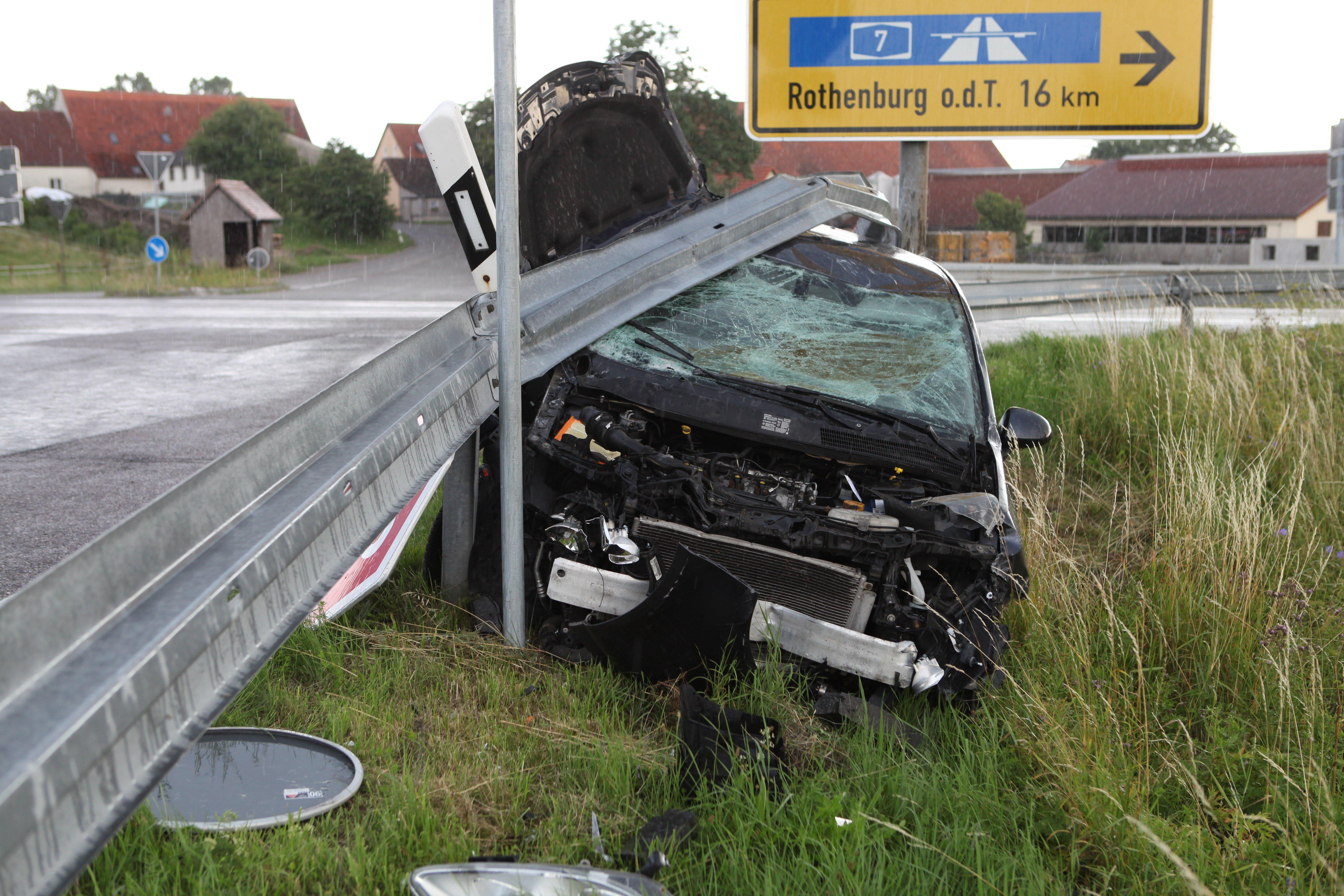 Kurioser Unfall in Colmberg: Auto bleibt unter Leitplanke stecken