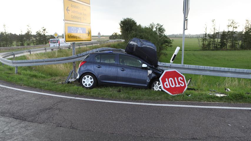 Kurioser Unfall in Colmberg: Auto bleibt unter Leitplanke stecken