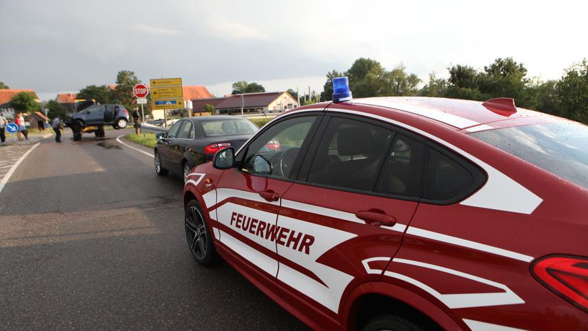 Kurioser Unfall in Colmberg: Auto bleibt unter Leitplanke stecken