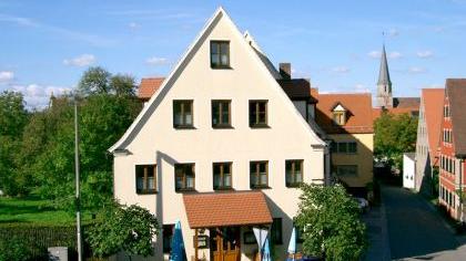 Der Gasthof mit Rieter-Kirche im Hintergrund. Der Gasthof mit Rieter-Kirche im Hintergrund.